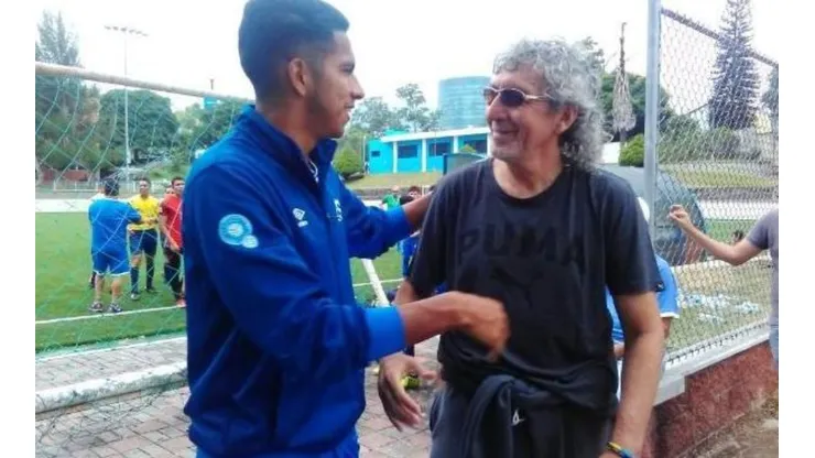 La leyenda cuscatleca conversó con Denis Pineda previo al duelo con Barbados