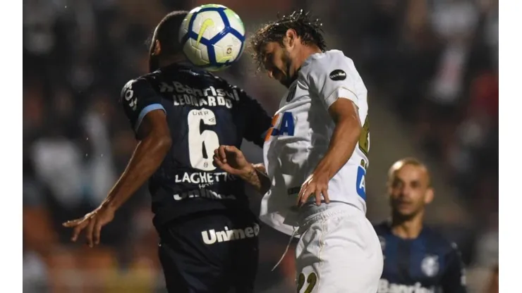 El costarricense promedia menos de media hora de juego con Santos