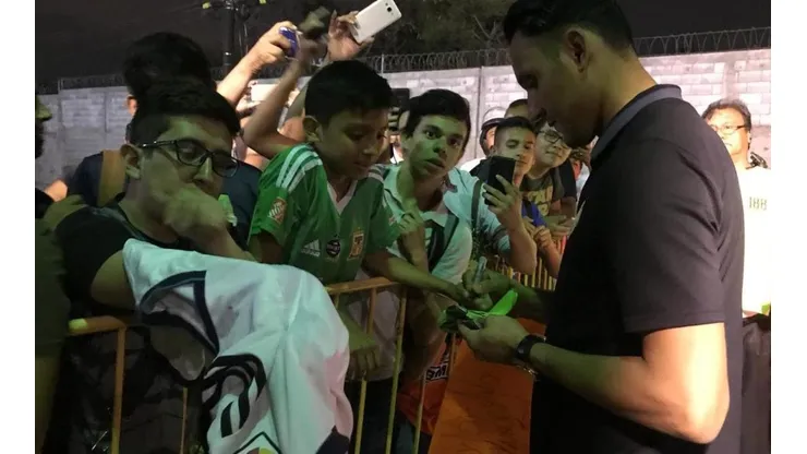 El portero del Real Madrid regaló autógrafos a sus seguidores a su salida