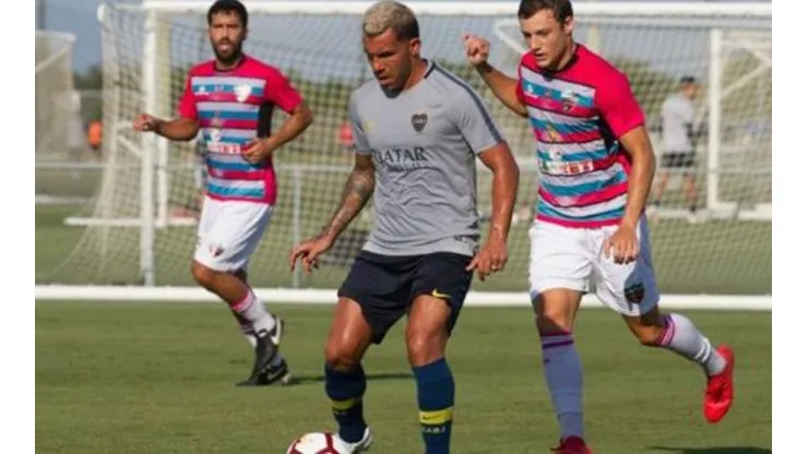 Granitto (detrás de Carlos Tévez) le anotó un gol a Boca Juniors en su pretemporada en Estados Unidos