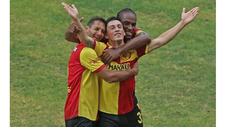 El mediocampista costarricense celebró el tanto de André Castro que encaminó el triunfo