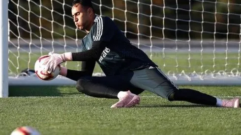 El portero costarricense entrenó con guantes y tacos de color rosado