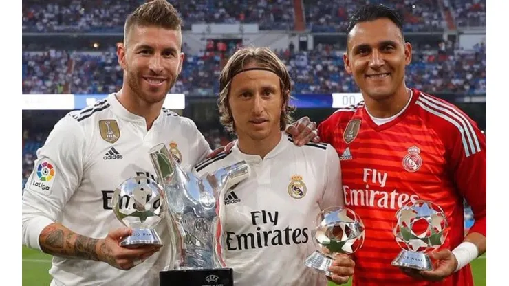 El portero costarricense lució su premio y fue caricaturizado por Goal.com