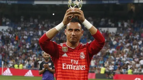 Keylor Navas presentó su trofeo al mejor portero y se fue al banquillo de suplentes