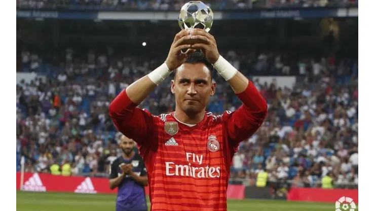 Keylor Navas presentó su trofeo al mejor portero y se fue al banquillo de suplentes