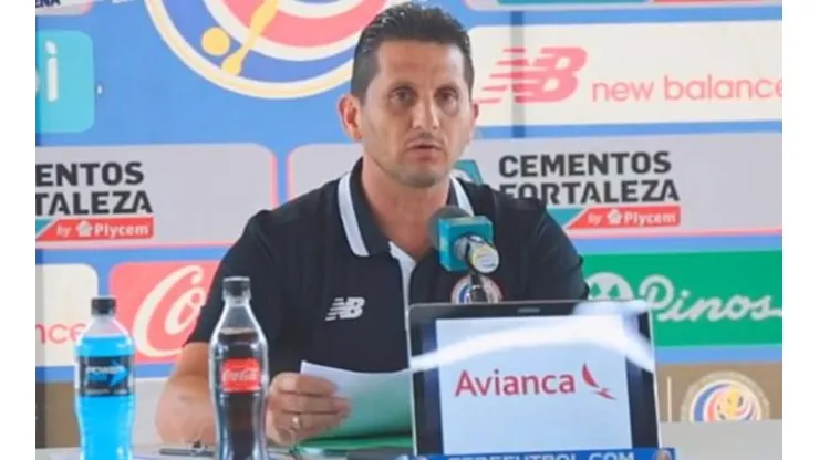 El técnico interino ofreció su primera convocatoria con la tricolor para la gira asiática