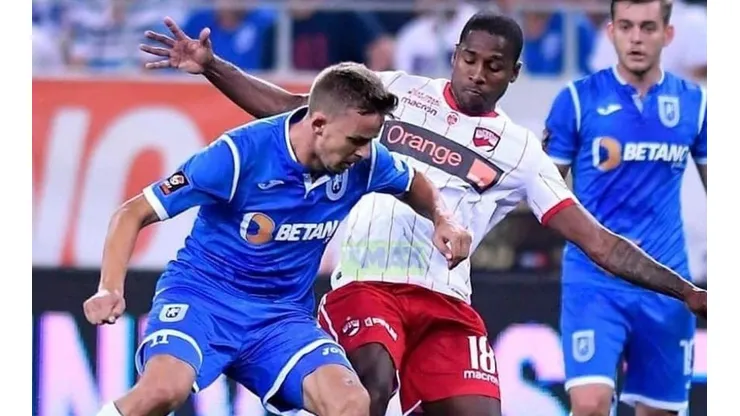 Cooper fue amonestado a los 38 minutos del partido en su estreno en Rumania