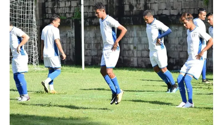 Alvarado (derecha) busca hacerse con un puesto en el listado de La Selecta para la Liga de Naciones