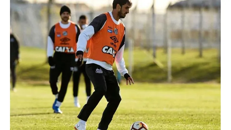 Ruiz entrenó junto al Santos en las instalaciones del Racing de Avellaneda para su estreno