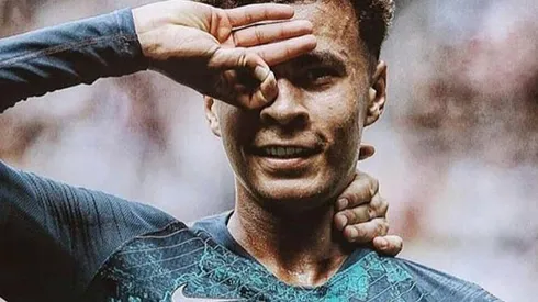 El futbolista británico viralizó su protesta contra el régimen nigeriano