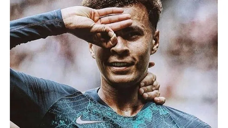 El futbolista británico viralizó su protesta contra el régimen nigeriano