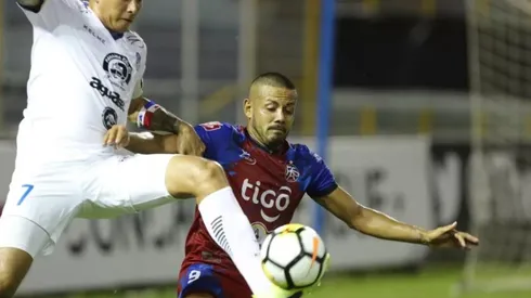 Blas Pérez acercó el balón con su remate para la brillante chilena de Faber Gil