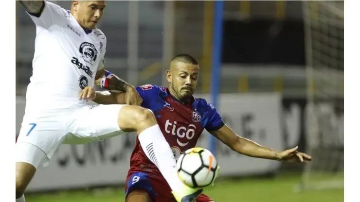Blas Pérez acercó el balón con su remate para la brillante chilena de Faber Gil
