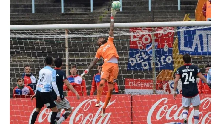 El portero canalero es figura con Nacional de Montevideo en Uruguay