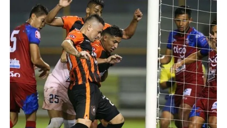 Una decena de piernas intentaba que la pelota entrara o saliera del arco de FAS