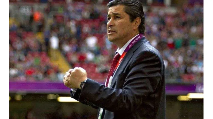 El estratega azteca se presenta como rival de Almeyda por el banquillo de la tricolor