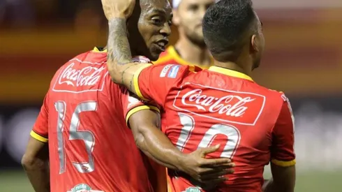 Díaz (15) superó a toda la defensa y con un potente cabezazo batió el arco salvadoreño