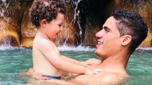 El defensor francés del Real Madrid disfruta de sus vacaciones en Costa Rica