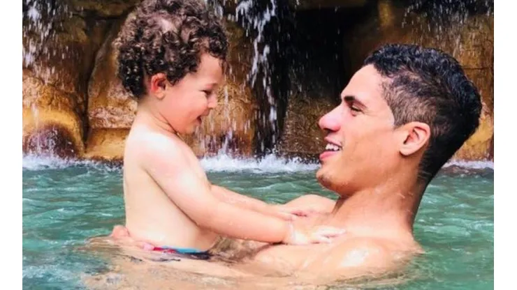 El defensor francés del Real Madrid disfruta de sus vacaciones en Costa Rica