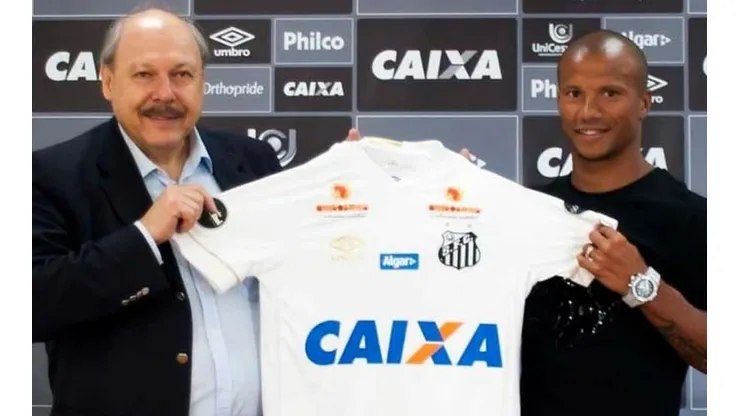 Carlos Sánchez dedicó algunos elogios para su nuevo compañero Bryan Ruiz