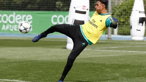 El costarricense estaría reconsiderando quedarse de llegar el belga Courtois