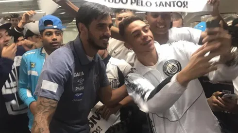 Los seguidores del Santos esperaron al capitán tico hasta la madrugada