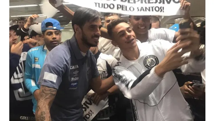 Los seguidores del Santos esperaron al capitán tico hasta la madrugada