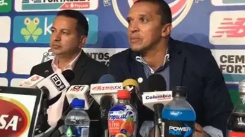 El presidente federativo ofreció sus palabras junto al ex portero Eric Lonnis