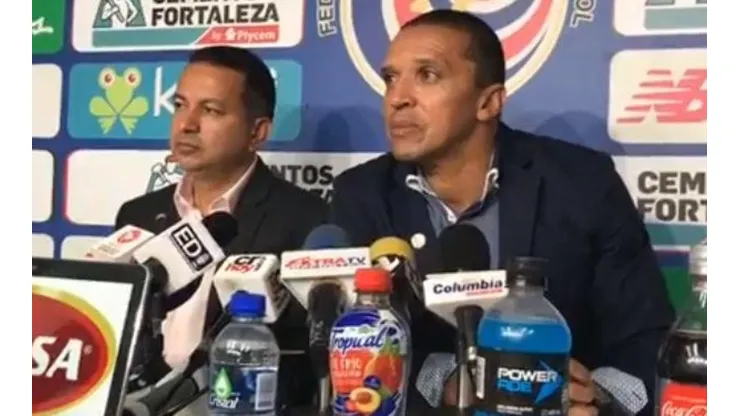El presidente federativo ofreció sus palabras junto al ex portero Eric Lonnis
