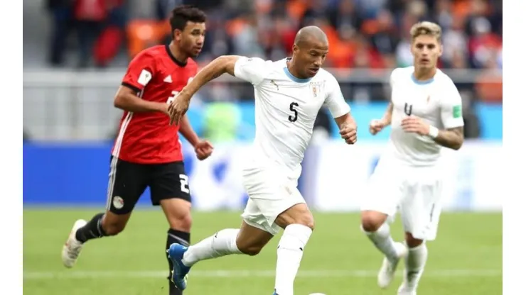 El uruguayo Sánchez acompañará a Ruiz en el medio campo santista