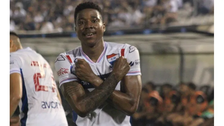 El delantero panameño celebró su primer tanto en Paraguay pese al revés
