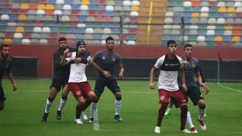 Blackburn (centro) disputó todo el segundo tiempo con el Tigre en Lima