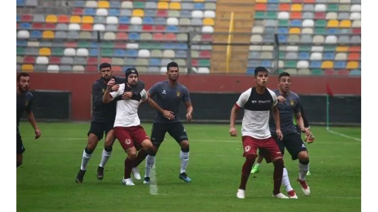 Blackburn (centro) disputó todo el segundo tiempo con el Tigre en Lima