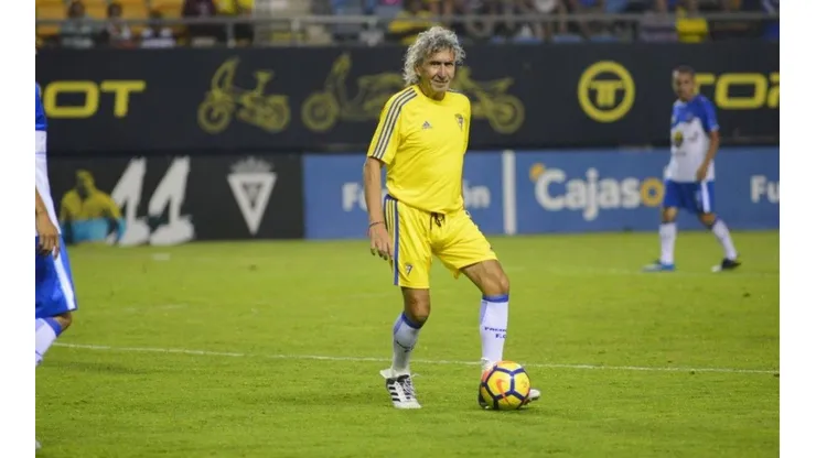La leyenda salvadoreña volvió a tener al estadio Ramón de Carranza a sus pies