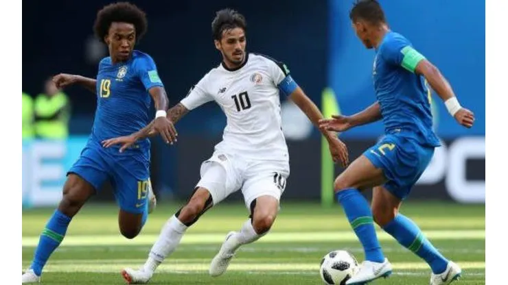 El capitán Bryan Ruiz compartirá el medio campo con el uruguayo Carlos Sánchez