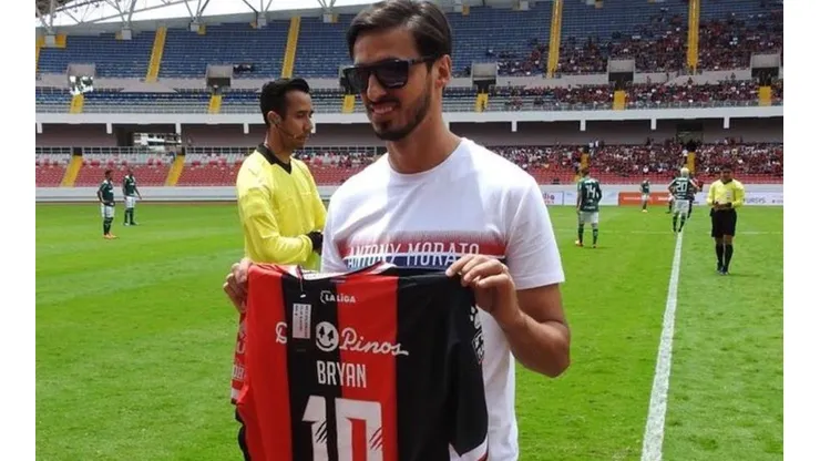 Ruiz fue homenajeado el domingo por Alajuelense, en un partido ante Palmeiras