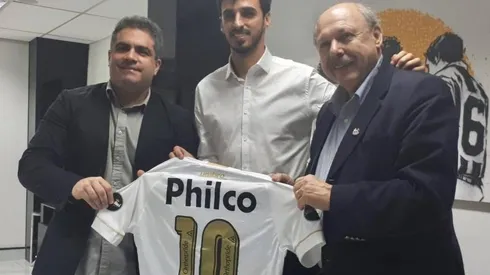 Bryan Ruiz posó con el legendario número 10 del Rey Pelé en Vila Belmiro