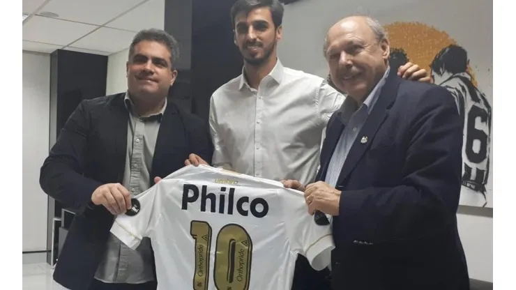 Bryan Ruiz posó con el legendario número 10 del Rey Pelé en Vila Belmiro