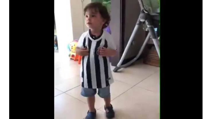 La reacción de Benjamín, de dos años, emocionó a la "torcida" santista en Brasil