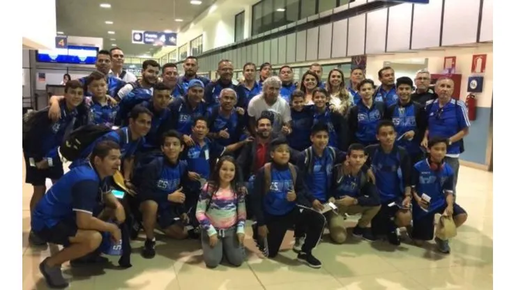 El astro del Cádiz fue recibido en el aeropuerto por una delegación juvenil del club