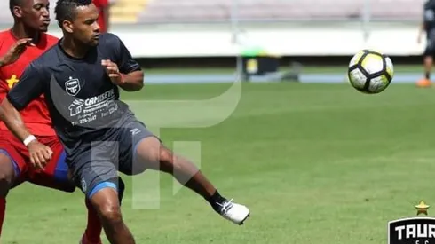 El delantero canalero se entrena con Tauro en Panamá