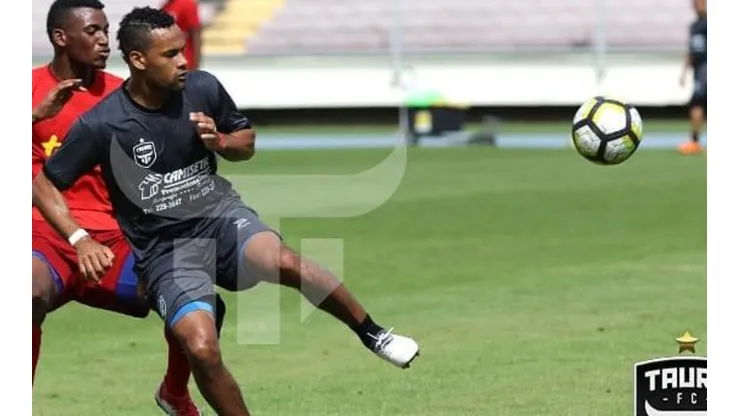El delantero canalero se entrena con Tauro en Panamá
