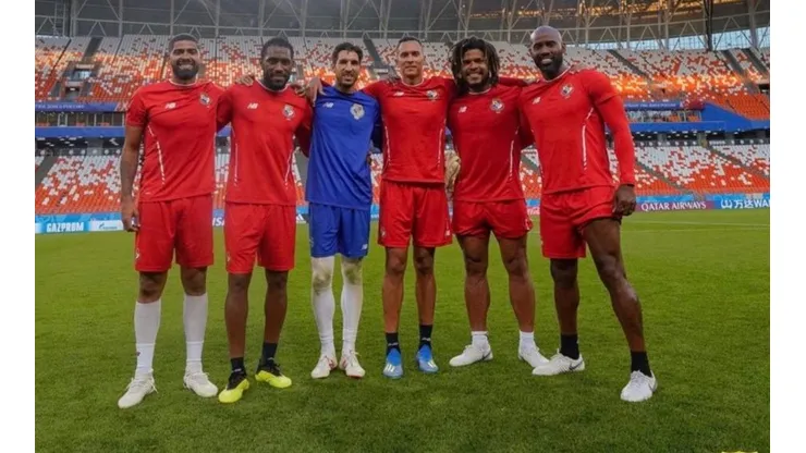 El grupo se fotografió sobre el césped del estadio Mordavia de Saransk en su despedida