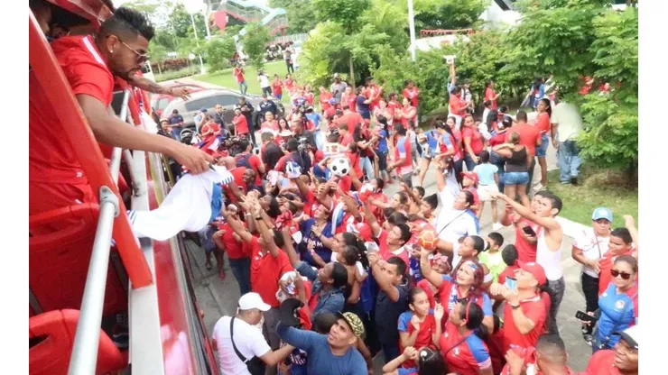 El pueblo panameño recibió a sus futbolistas como héroes tras su primer mundial