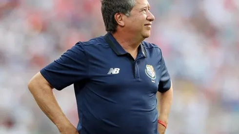 El seleccionador reaccionó con mesura y una sonrisa emotiva al gol de Felipe Baloy