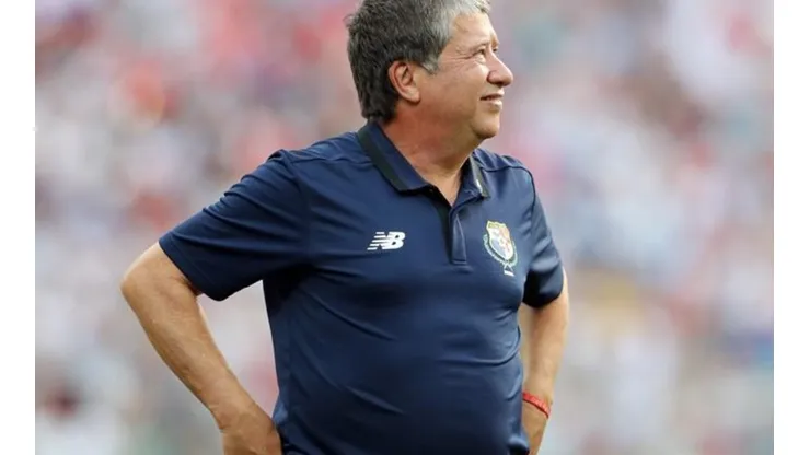El seleccionador reaccionó con mesura y una sonrisa emotiva al gol de Felipe Baloy