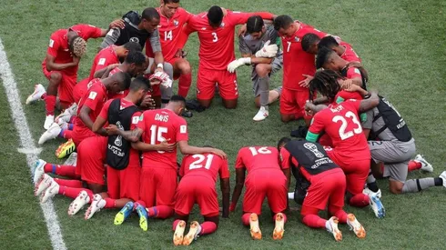 La plantilla canalera se unió en oración tras el partido en Nizhny Novgorod