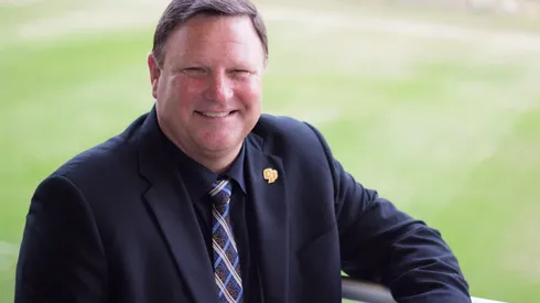 Sampson actualmente entrena al equipo de una universidad californiana