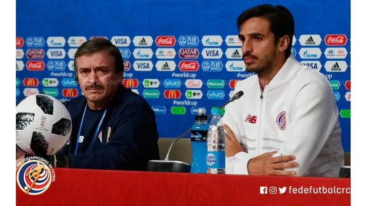 El Machillo ofreció su alineación acompañado por el capitán tico Bryan Ruiz en conferencia de prensa