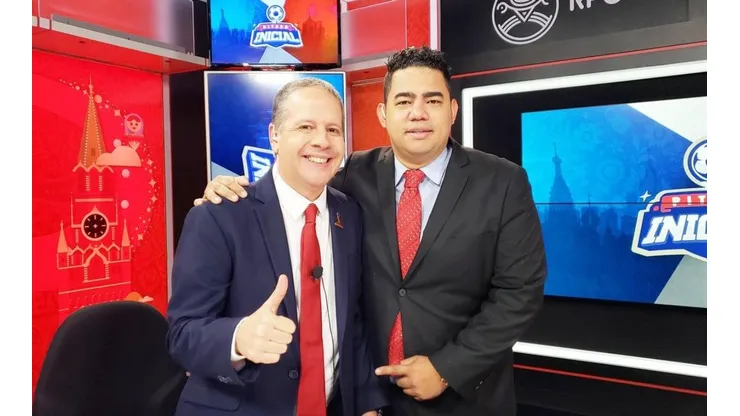 El comentarista deportivo no pudo controlar su sentimiento al escuchar el himno nacional
